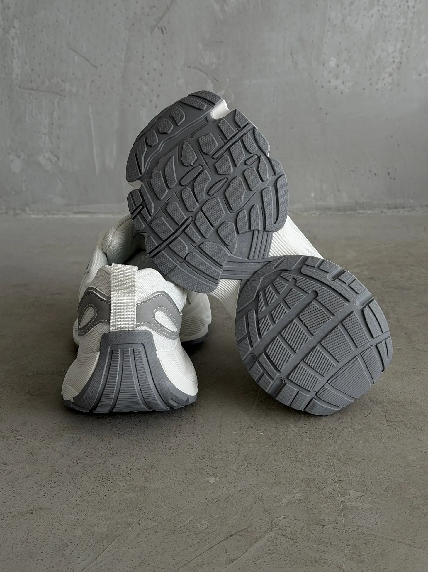 Кроссовки на высокой подошве повседневные