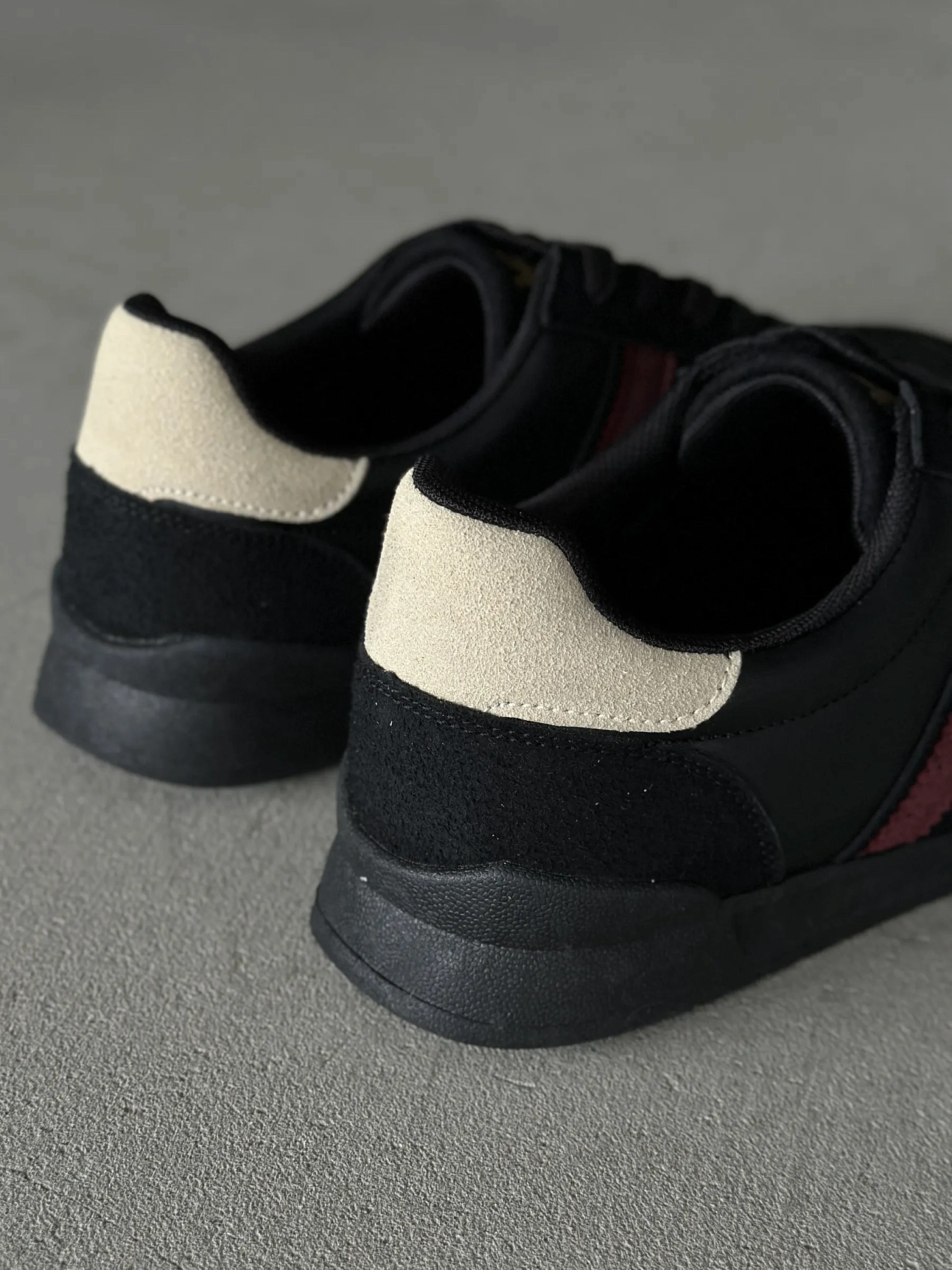 Демисезонные кроссовки на тонкой подошве