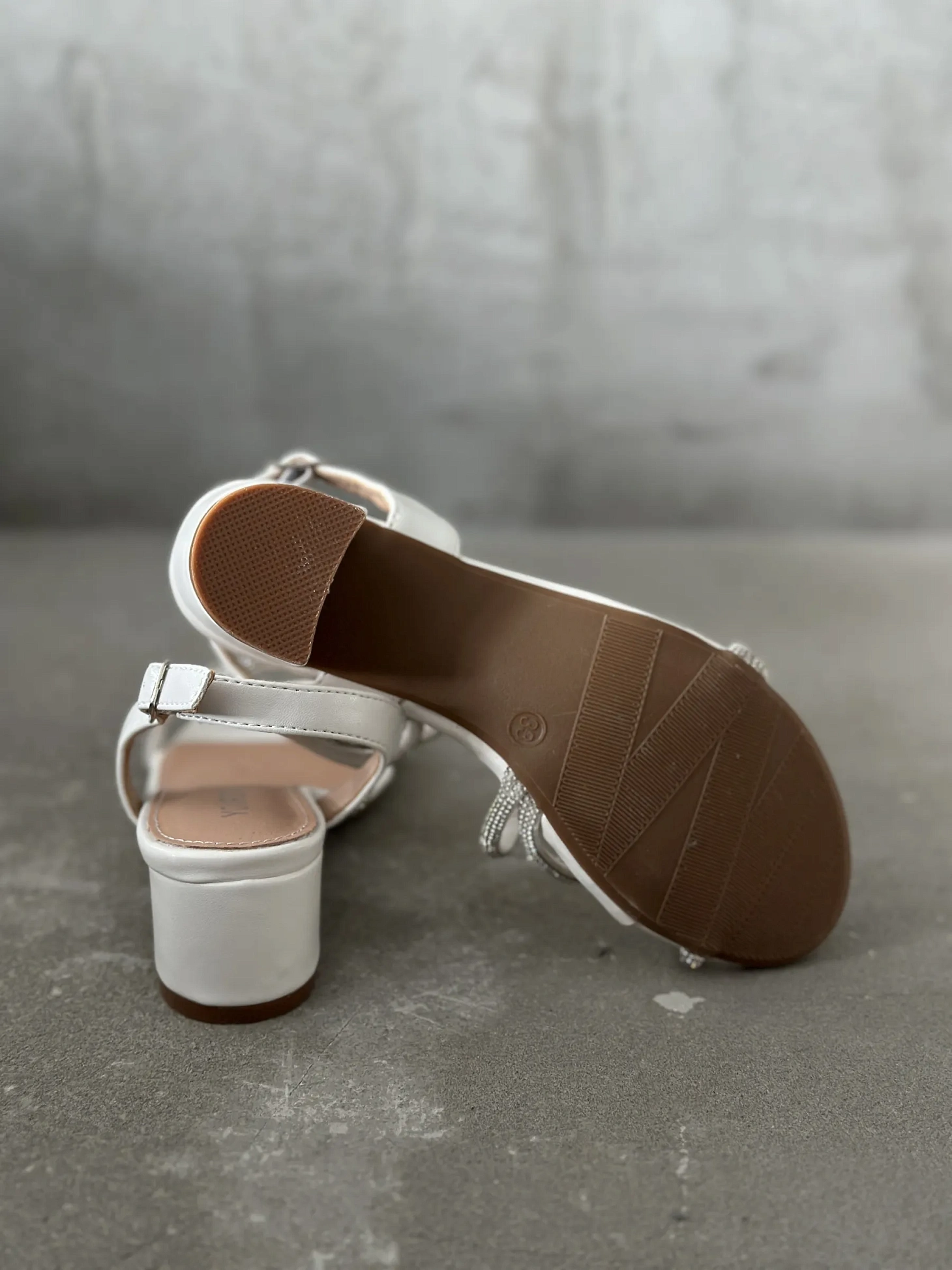 Летние босоножки подростковые на низком каблуке