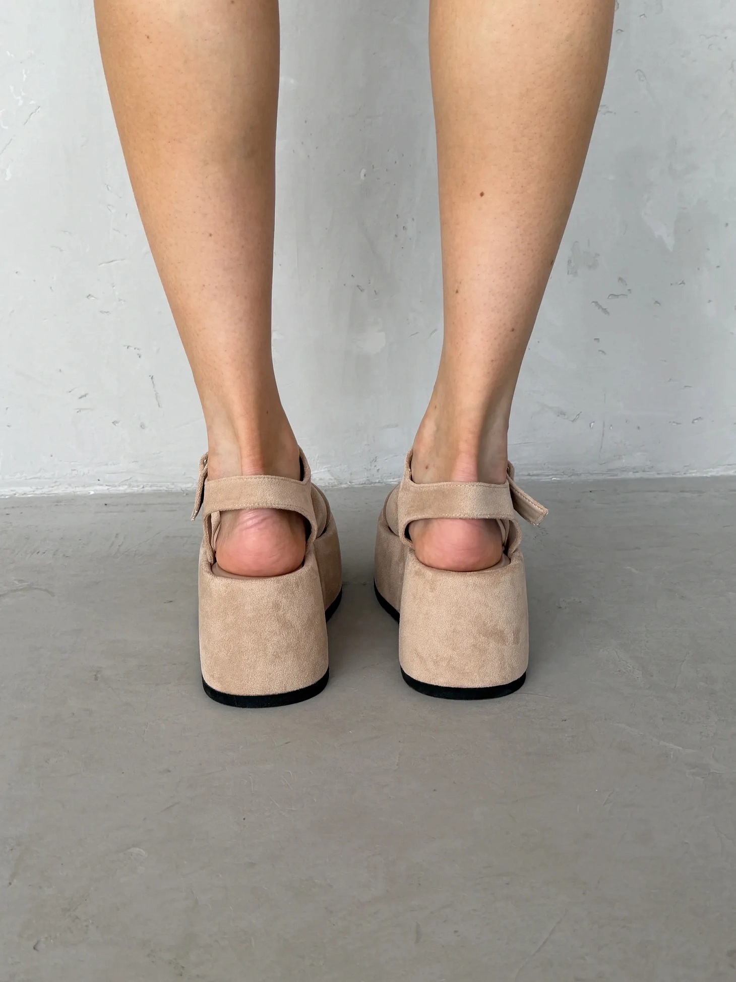 Летние босоножки женские на танкетке