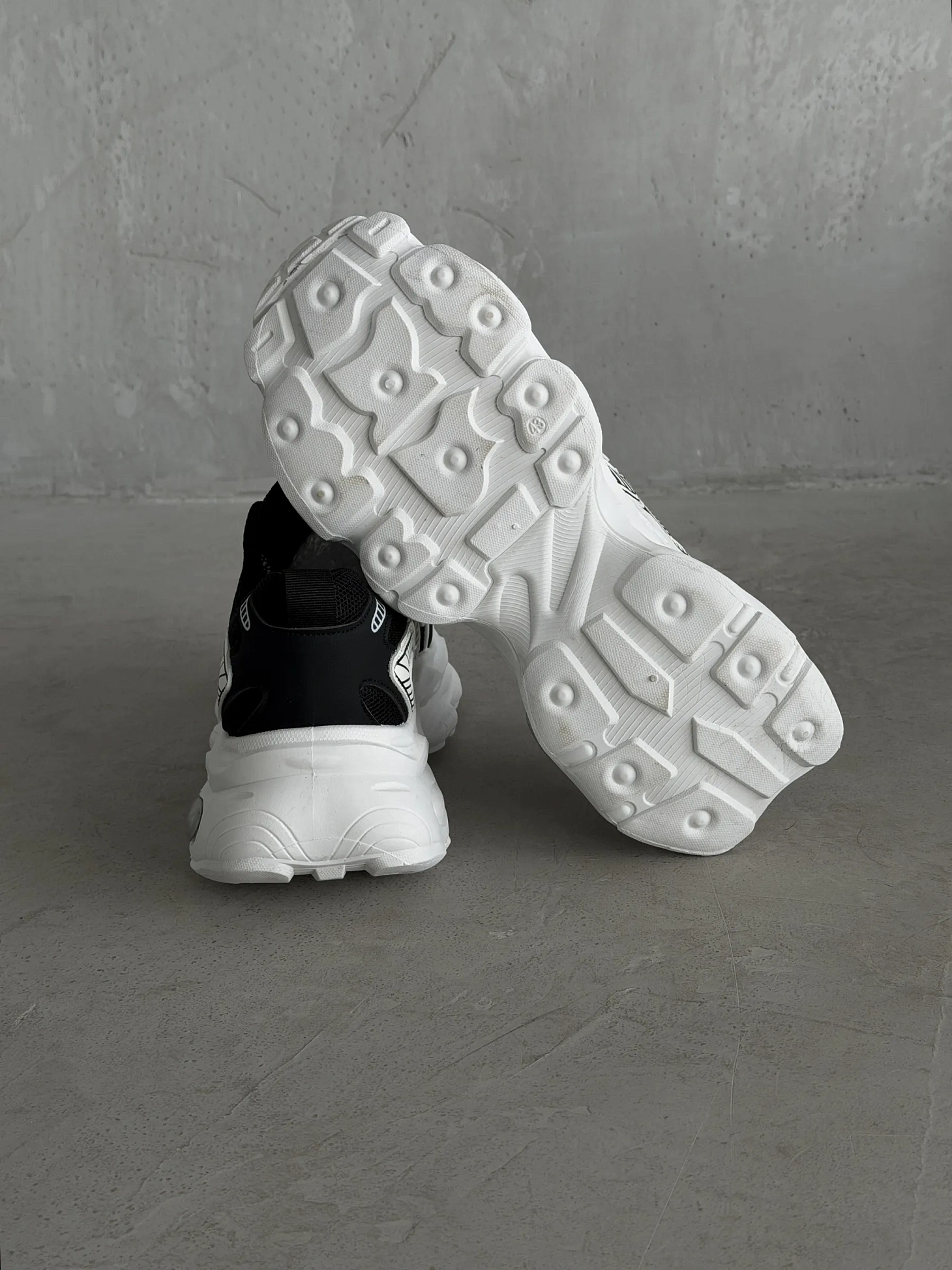 Кроссовки на высокой подошве повседневные