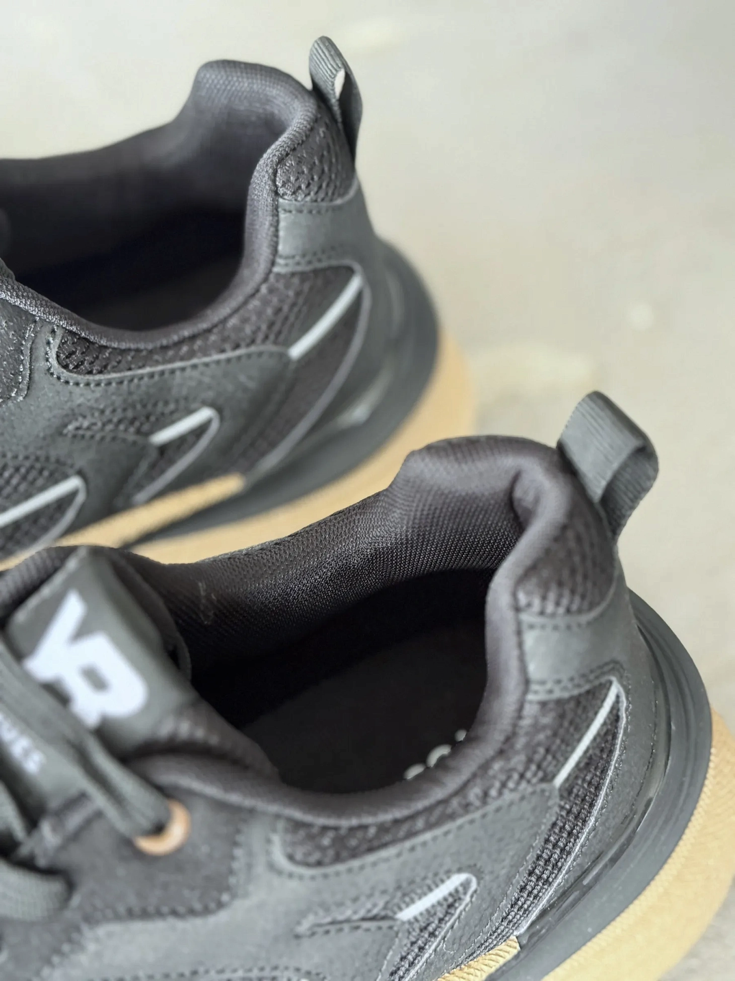 Демисезонные кроссовки спортивные