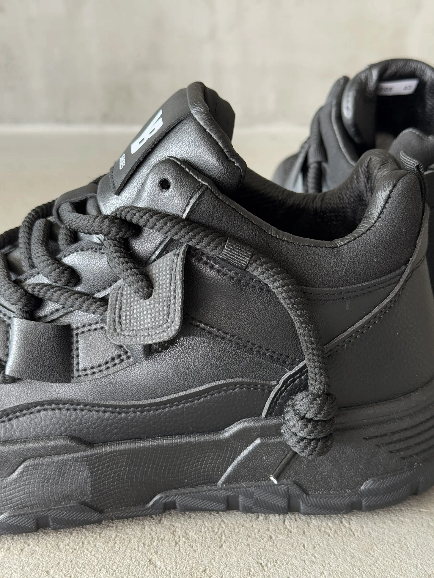 Кроссовки на высокой подошве повседневные