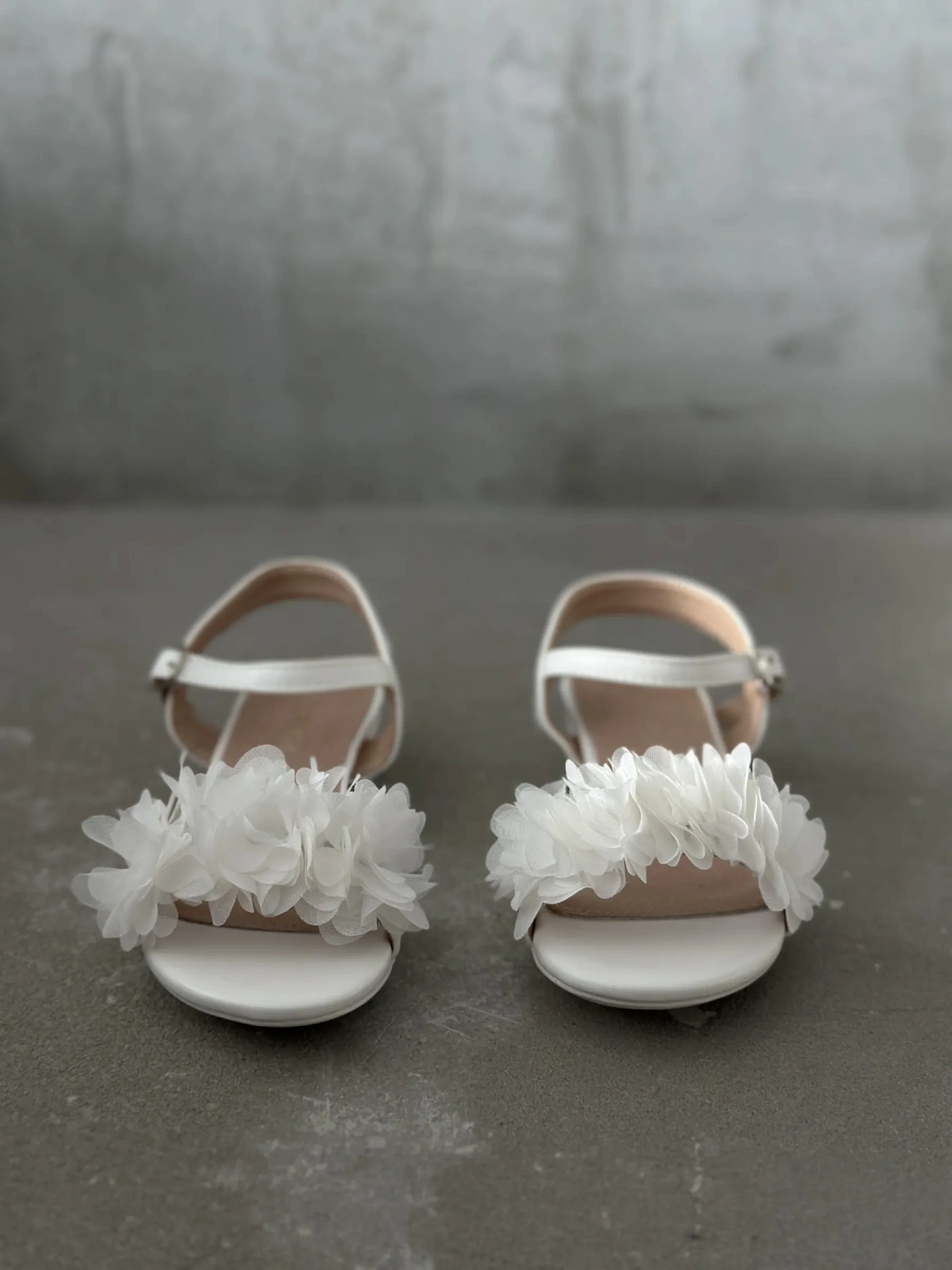 Летние босоножки подростковые на низком каблуке