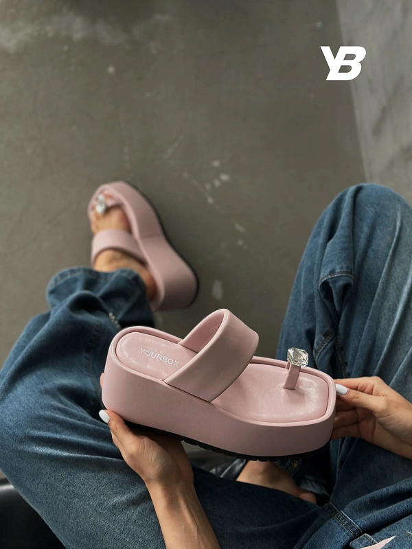 Летние босоножки женские на танкетке