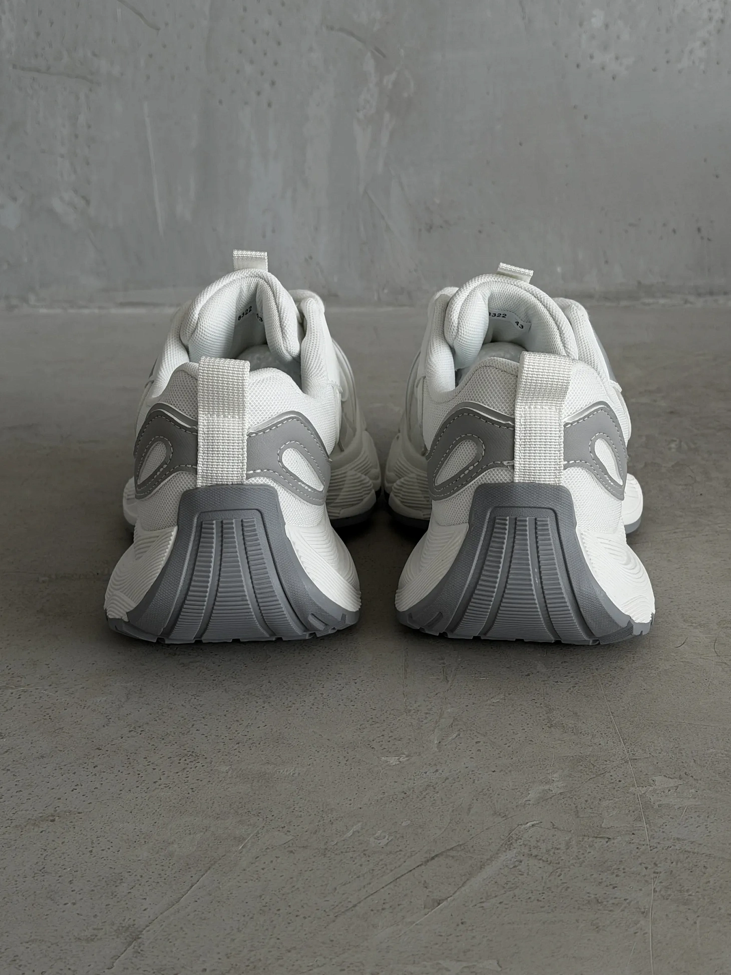 Кроссовки на высокой подошве повседневные