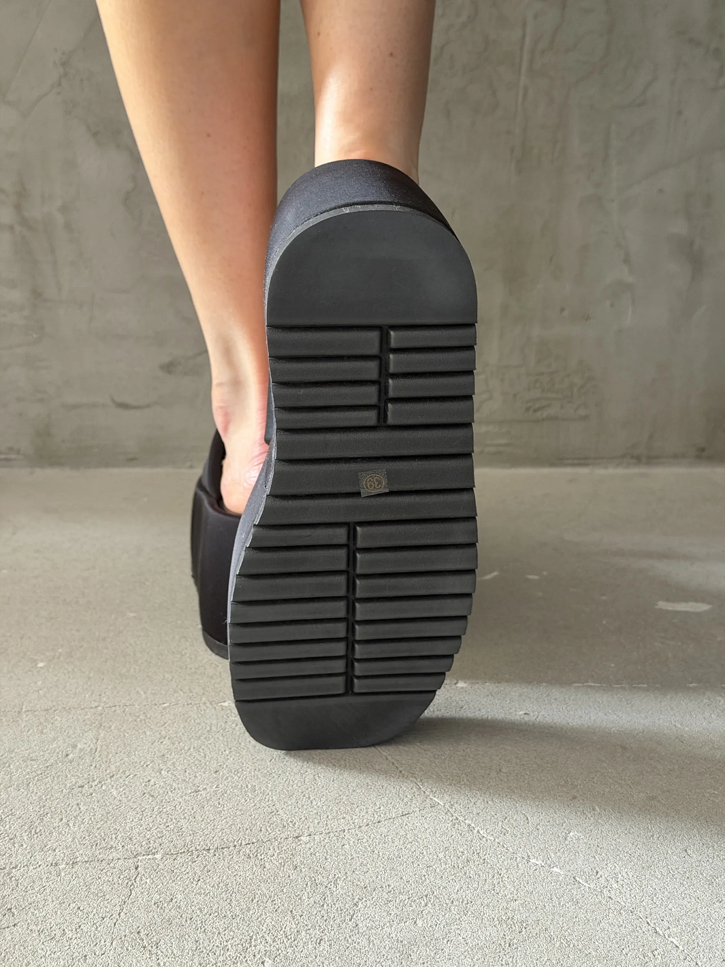 Летние босоножки женские на танкетке