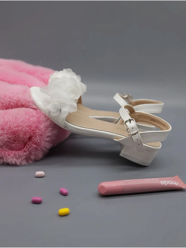 Летние босоножки подростковые на низком каблуке