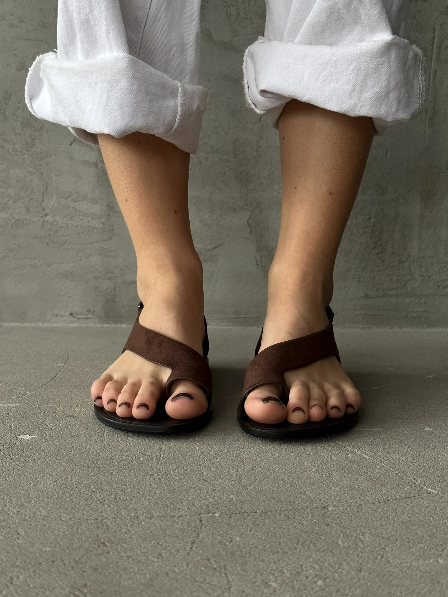 Летние босоножки женские через палец на плоской подошве