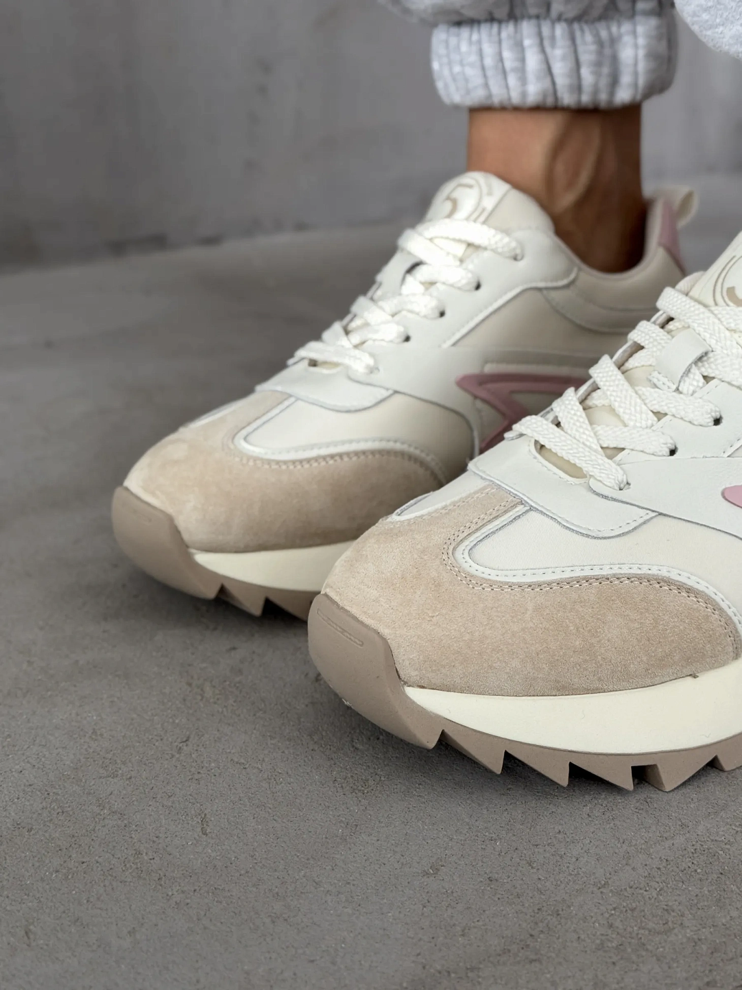 Кроссовки женские кожа