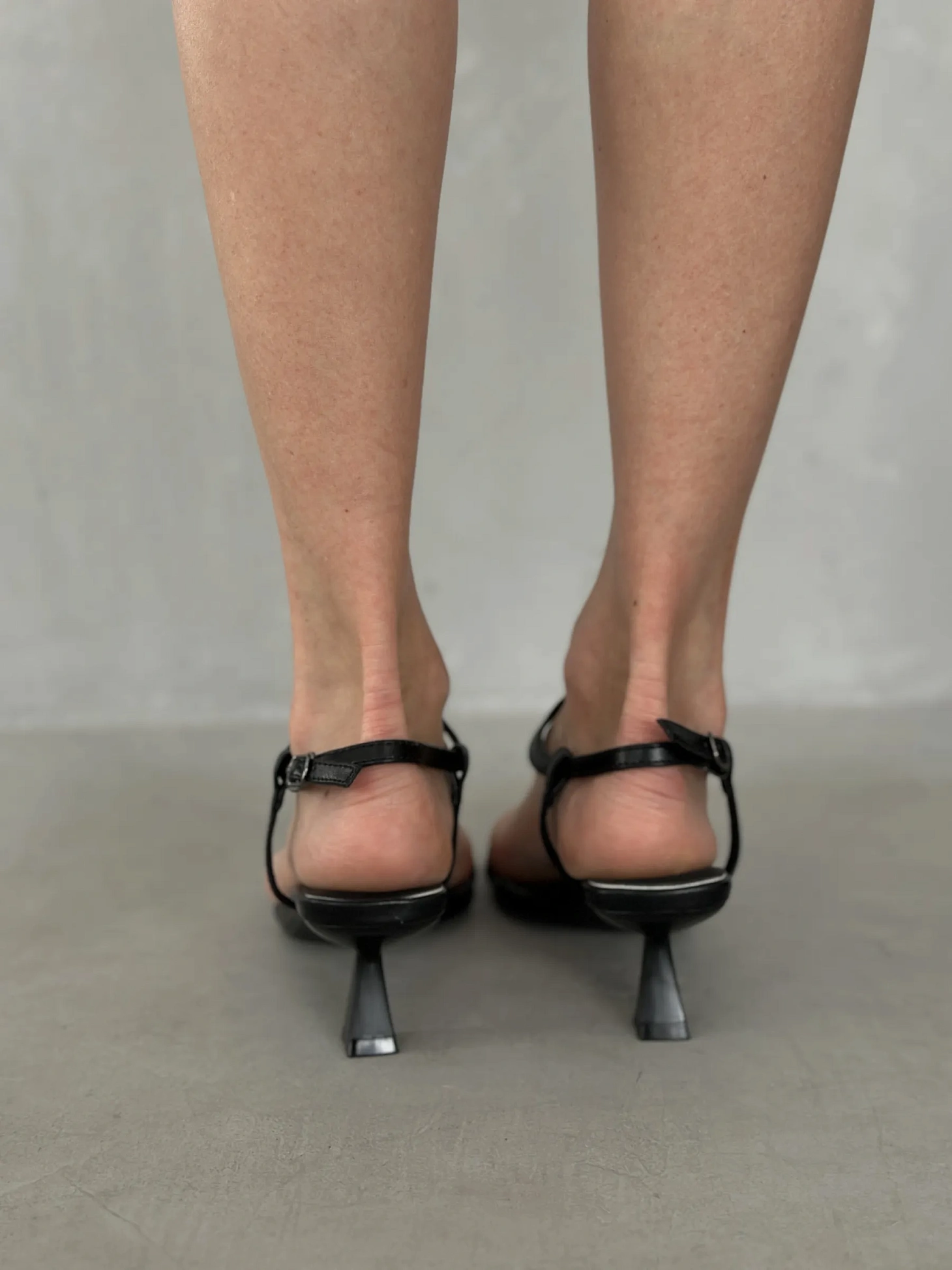 Летние босоножки женские на низком каблуке