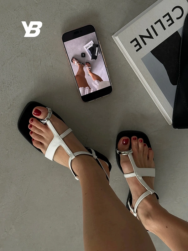 Летние босоножки женские через палец на плоской подошве