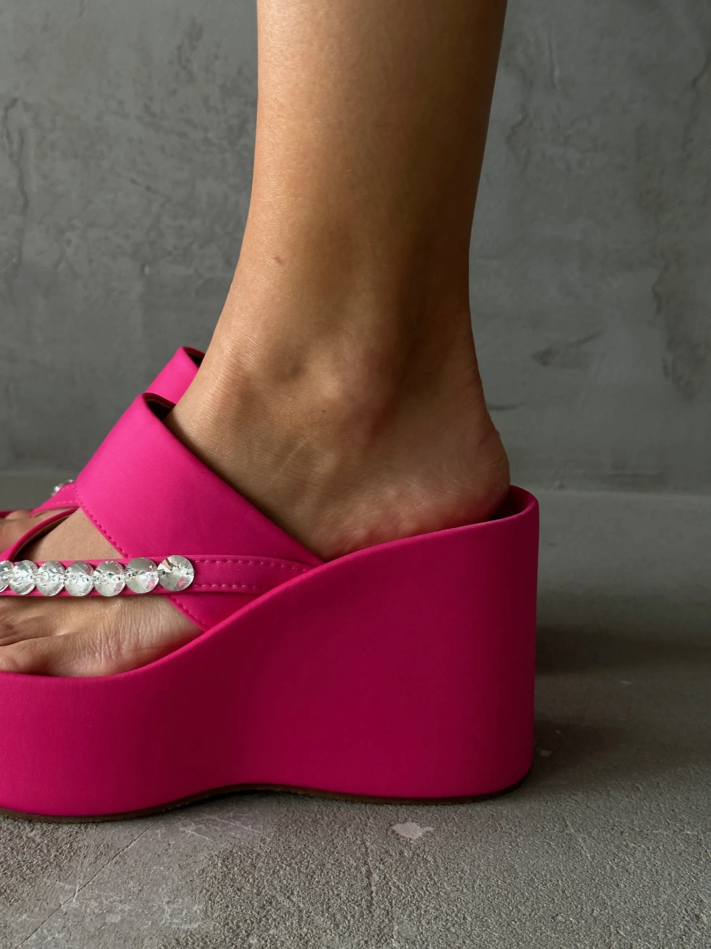 Летние босоножки женские на танкетке