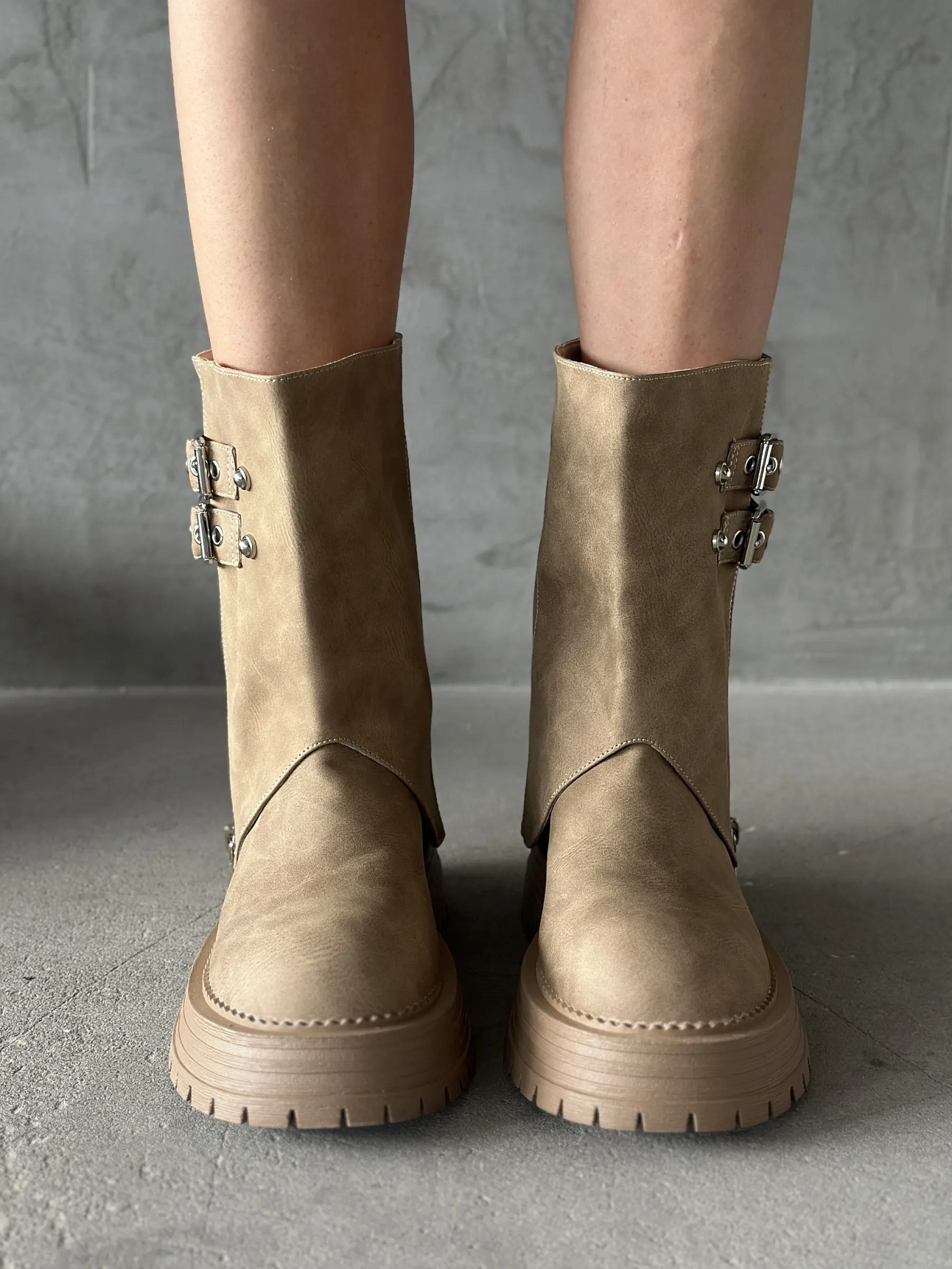 Демисезонные ботинки высокие на платформе