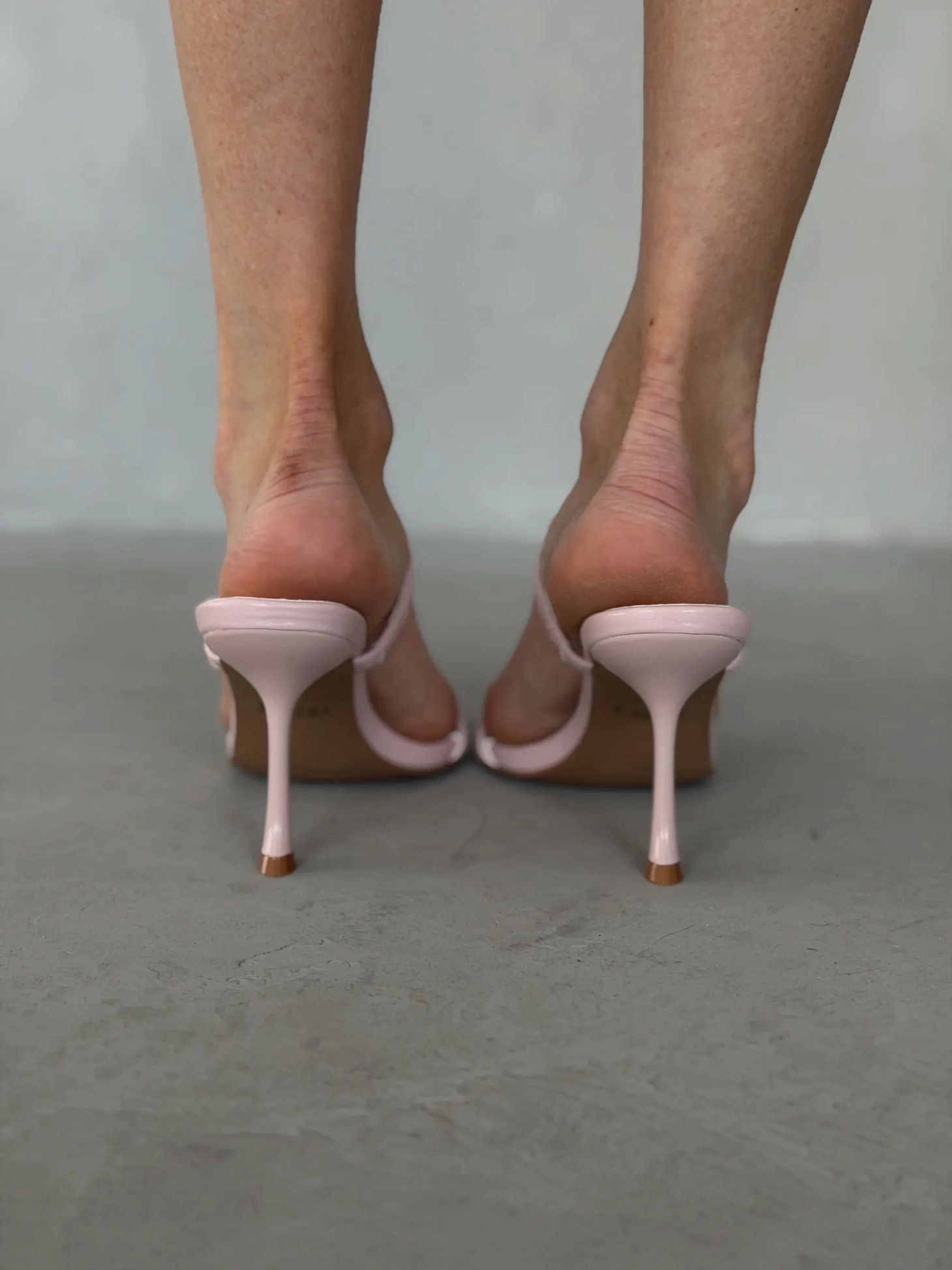 Летние босоножки на шпильке