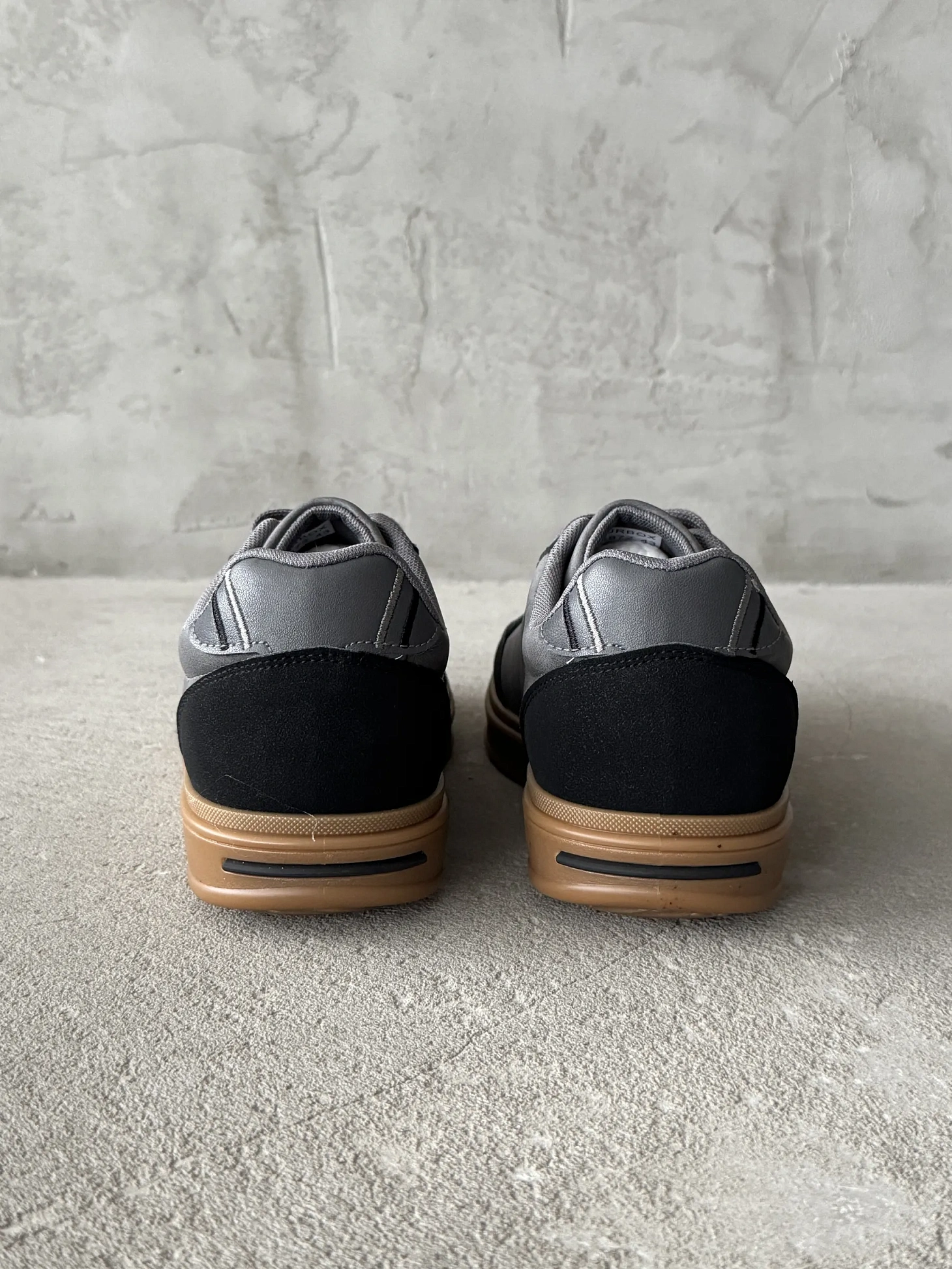 Демисезонные кроссовки на тонкой подошве