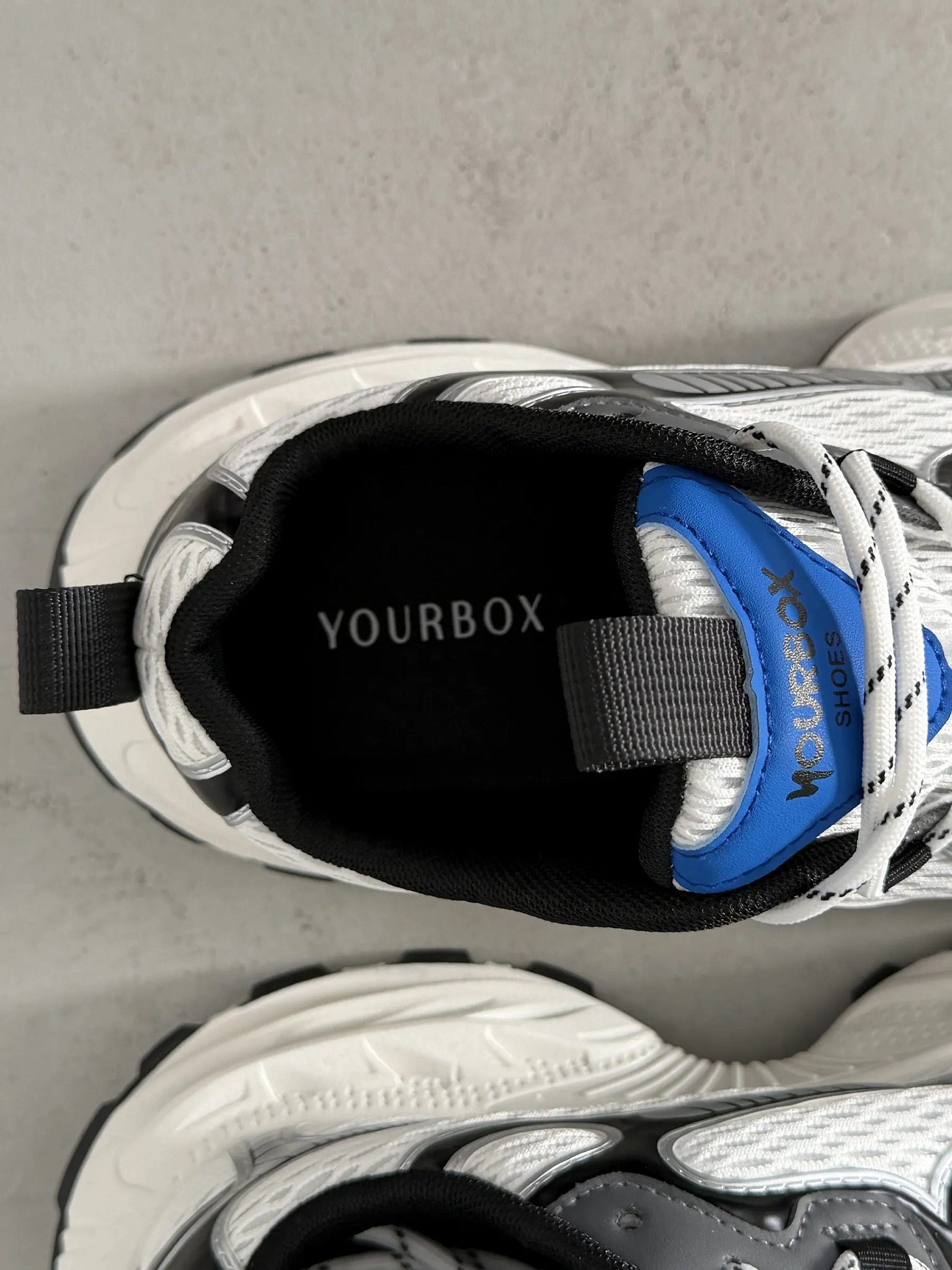 Кроссовки на высокой подошве повседневные