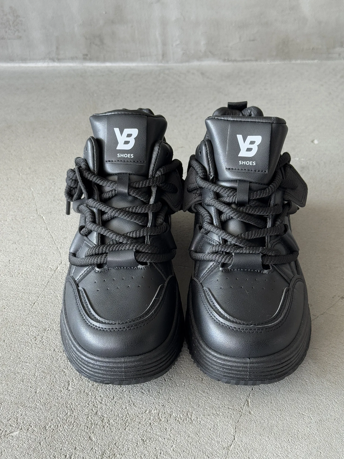 Кроссовки на высокой подошве повседневные