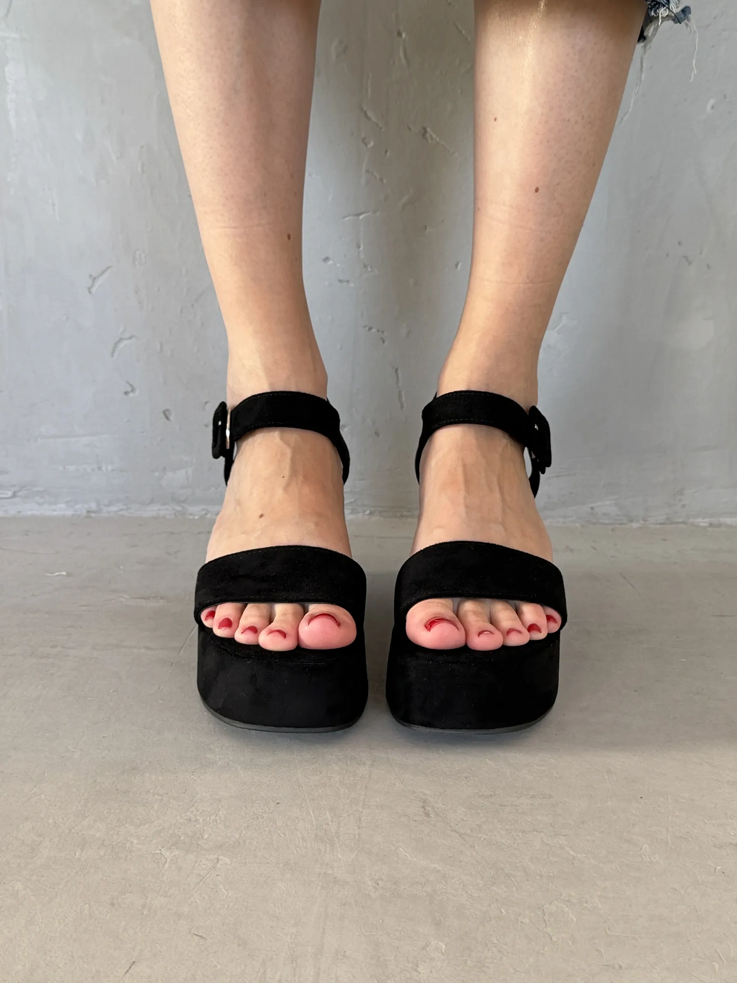 Летние босоножки на платформе танкетка