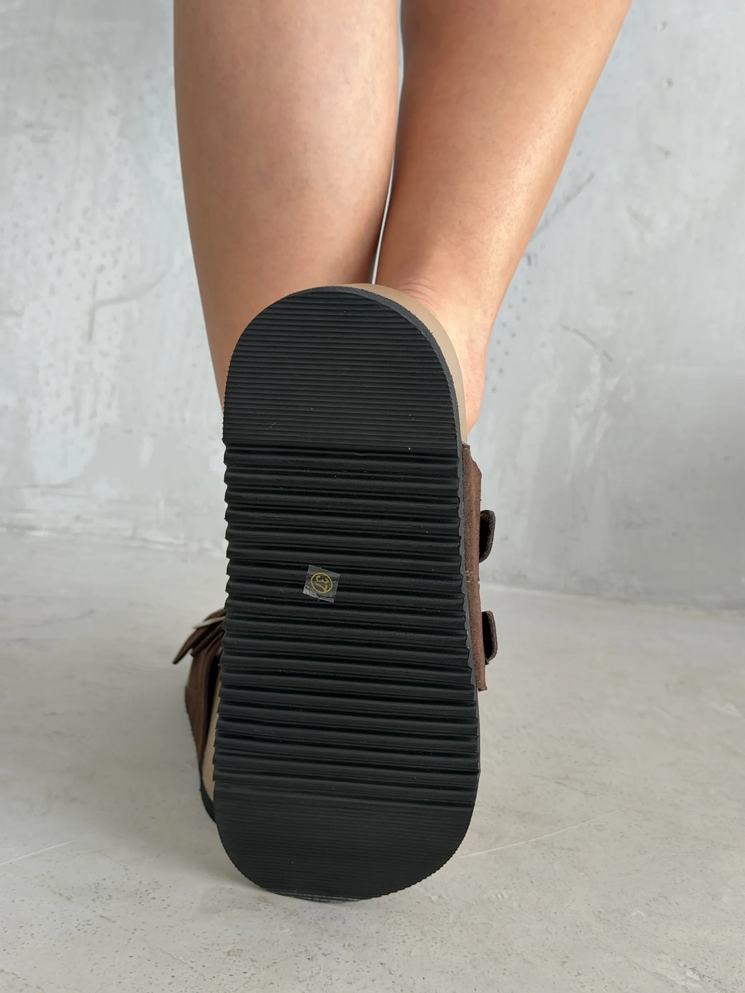 Летние босоножки женские через палец на плоской подошве