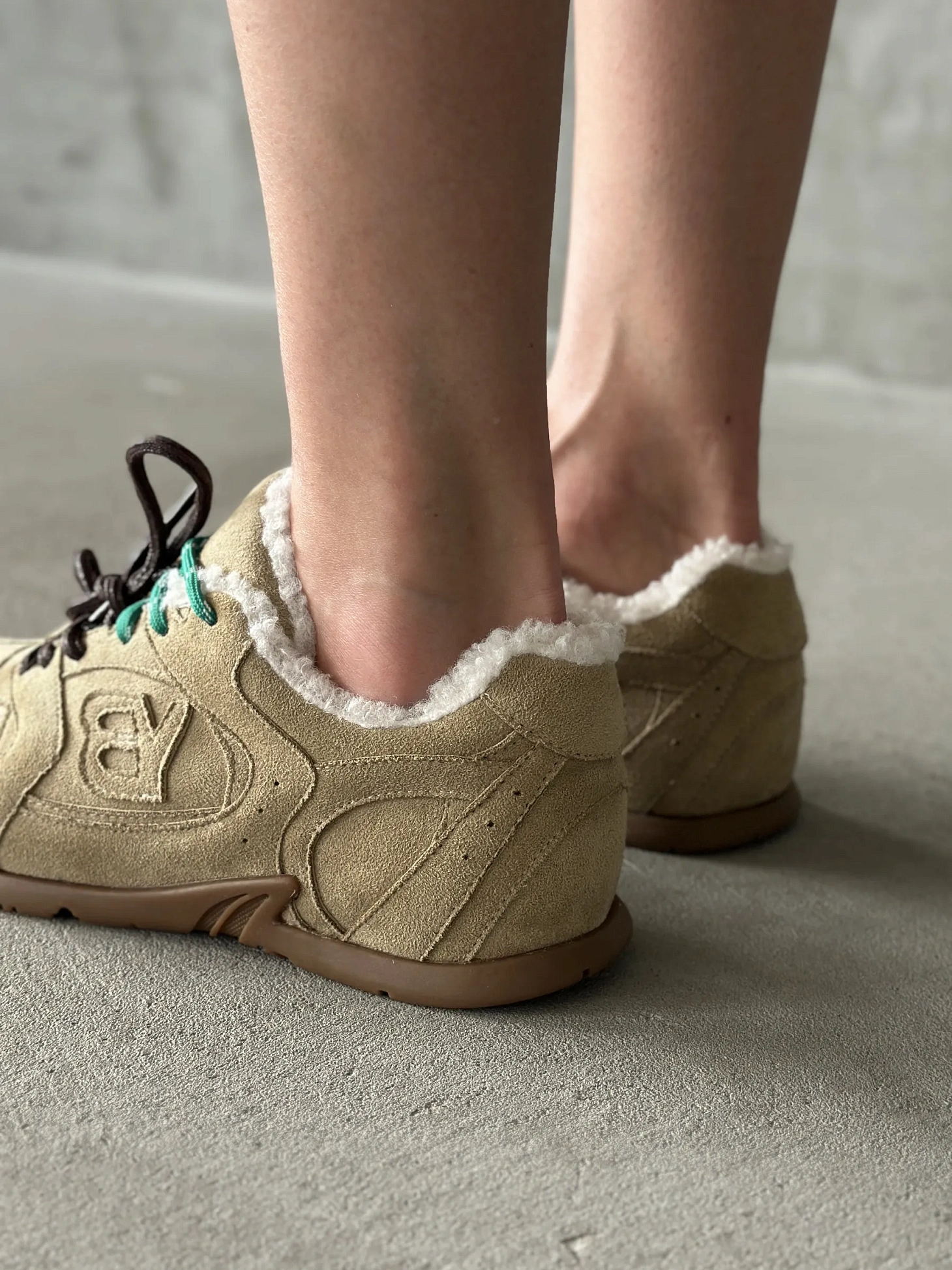 Зимние кроссовки с мехом на платформе