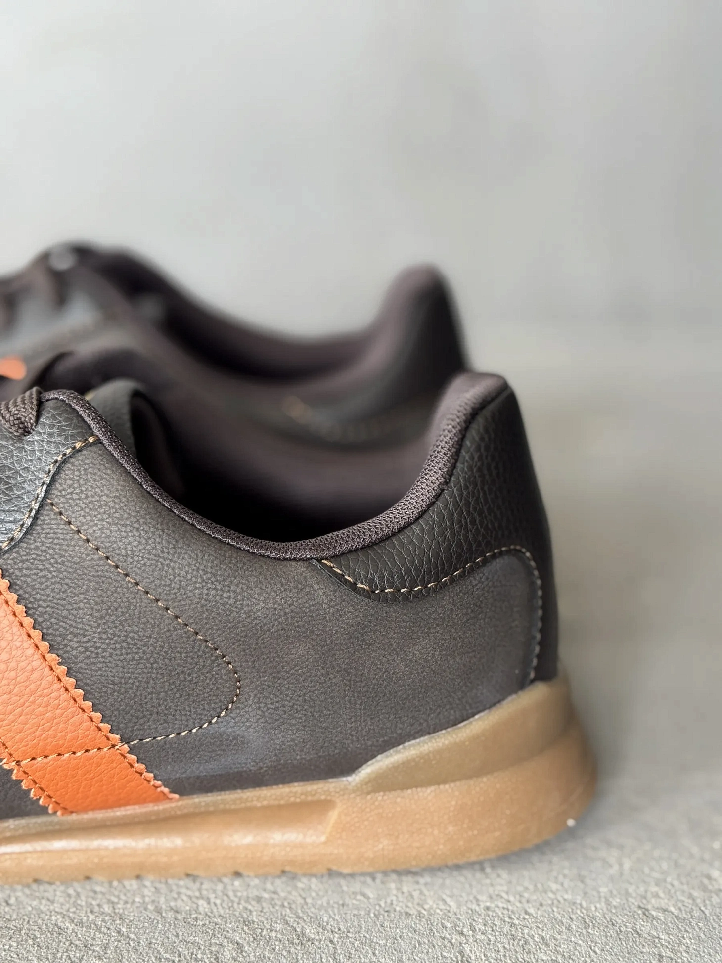 Демисезонные кроссовки на тонкой подошве