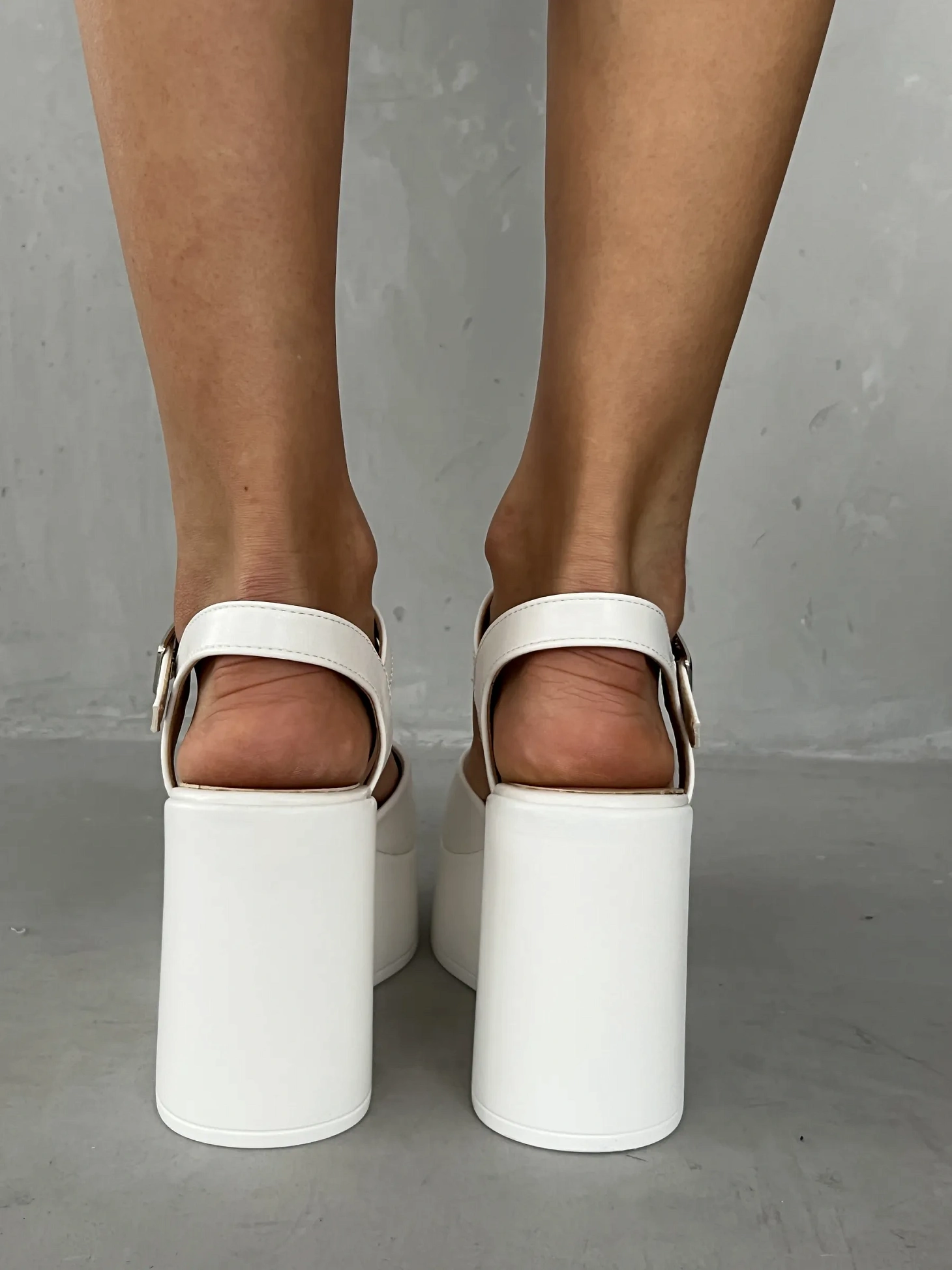 Летние босоножки на платформе танкетка