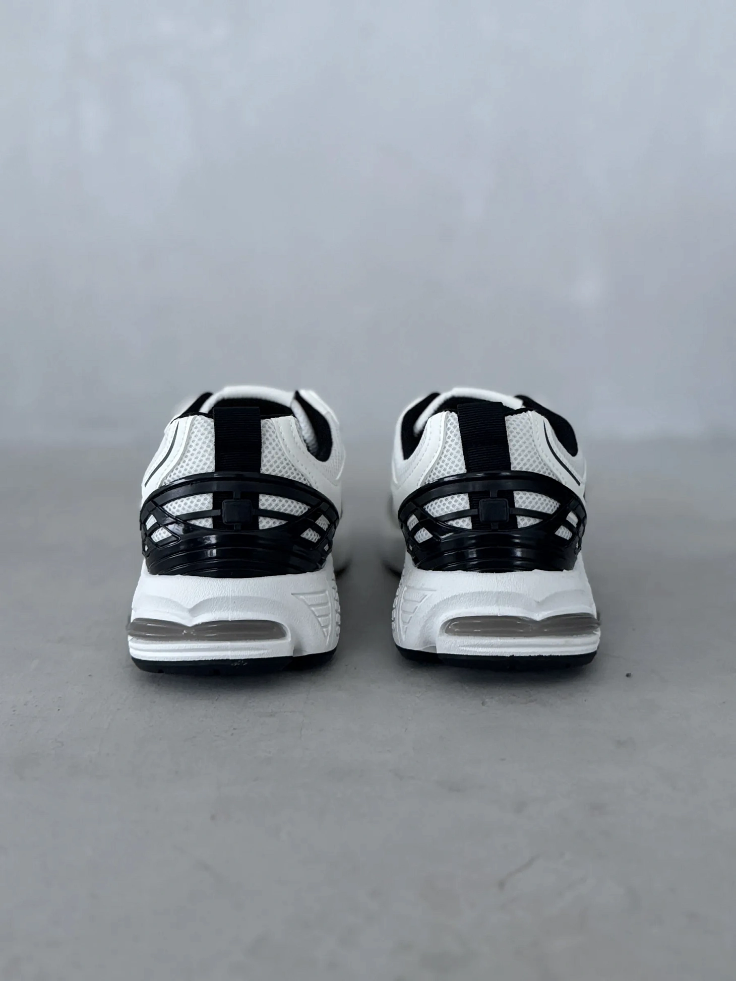 Кроссовки на высокой подошве повседневные