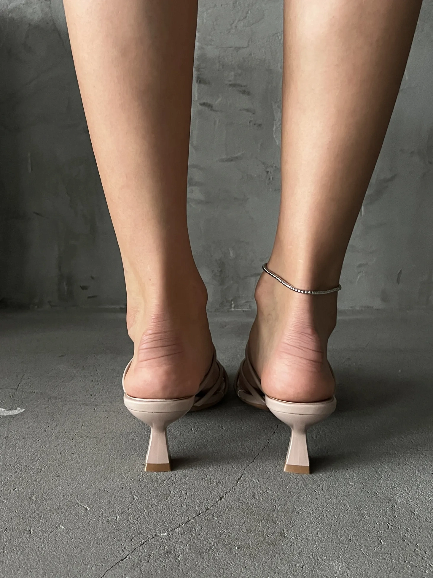 Летние босоножки женские на низком каблуке шпильке