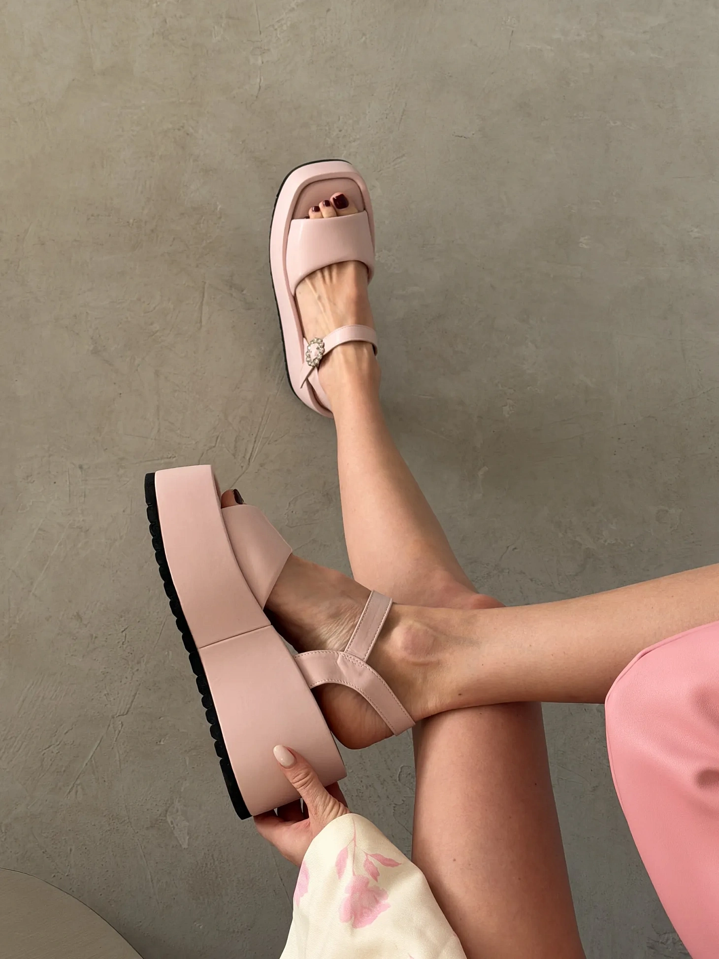 Летние босоножки женские на танкетке