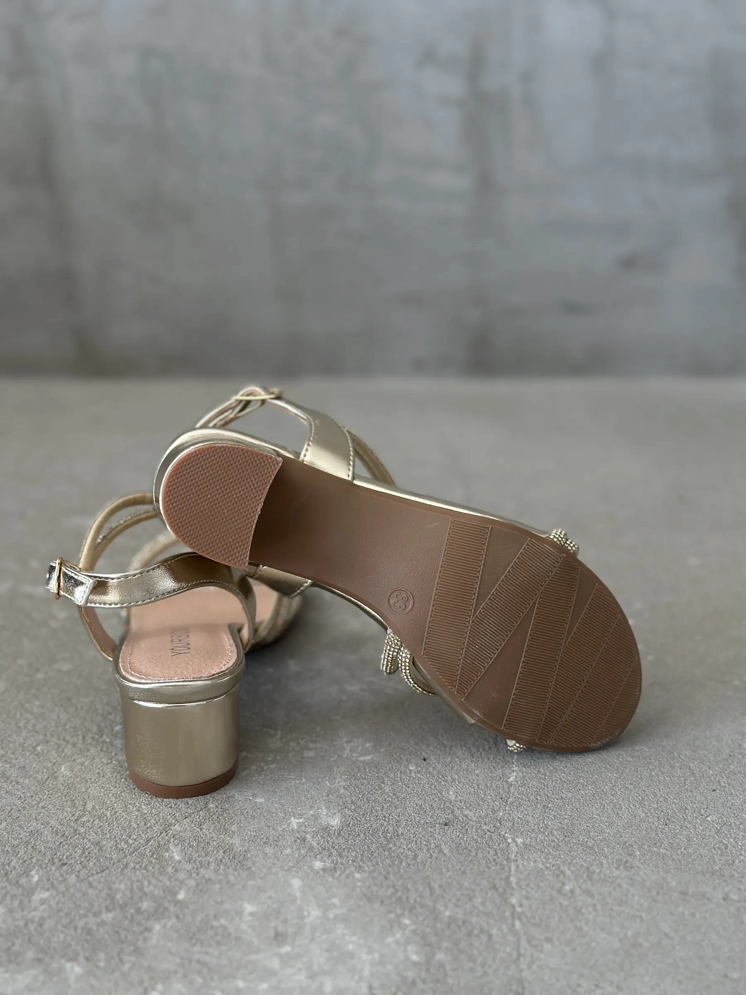 Летние босоножки подростковые на низком каблуке