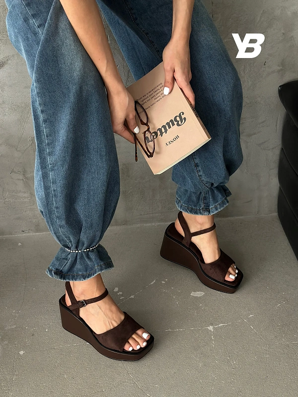 Летние босоножки на платформе танкетка