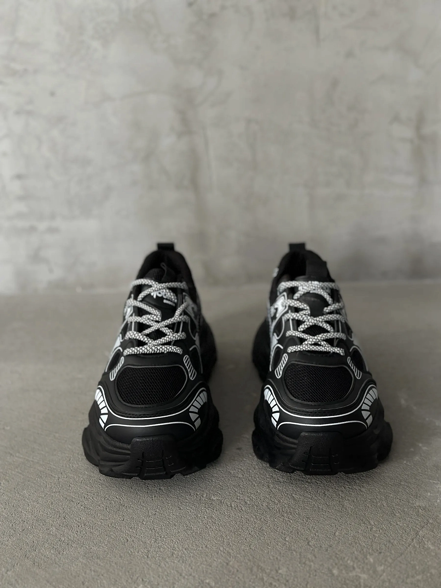 Кроссовки на высокой подошве повседневные