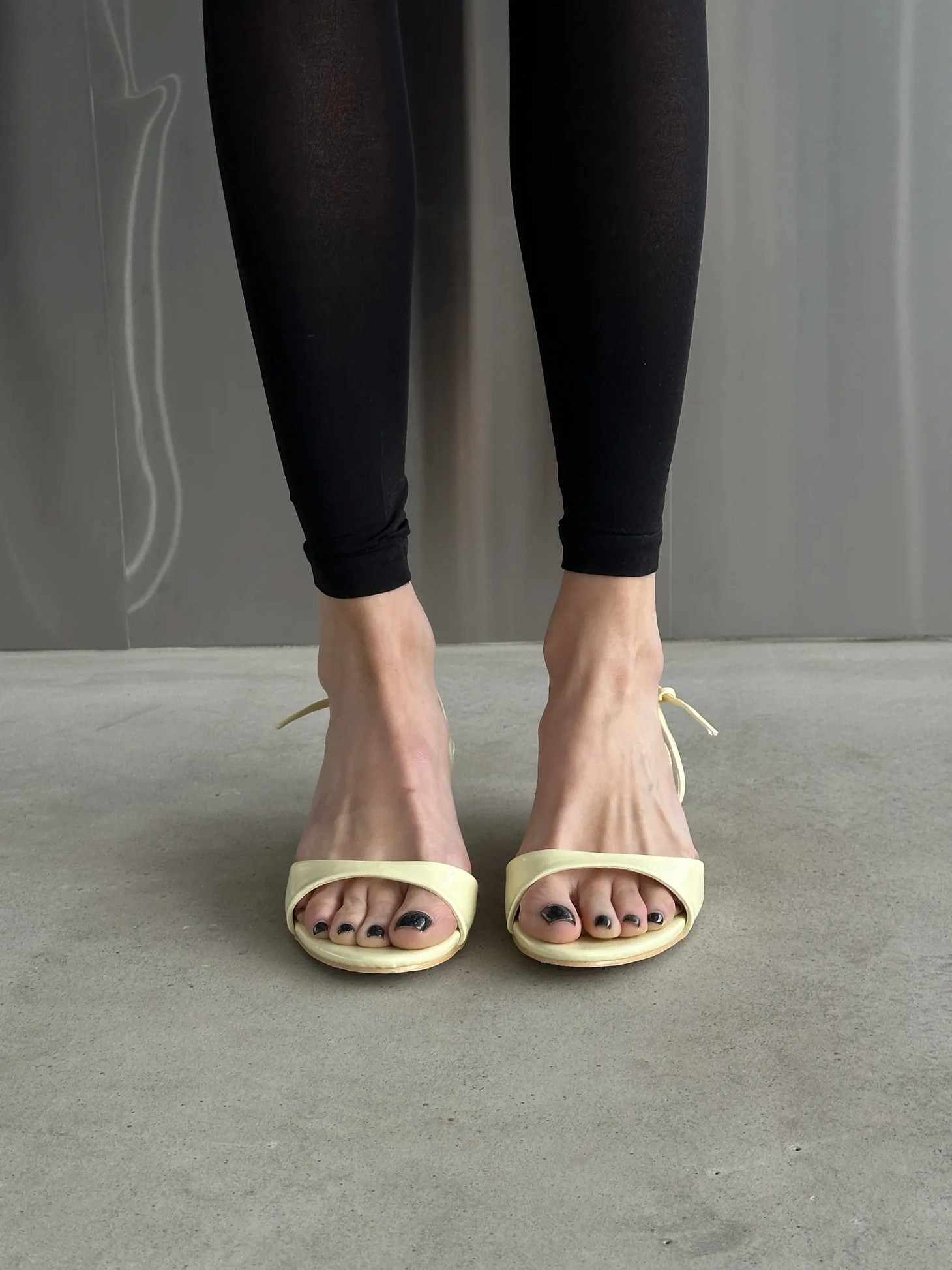 Летние босоножки на низком каблуке