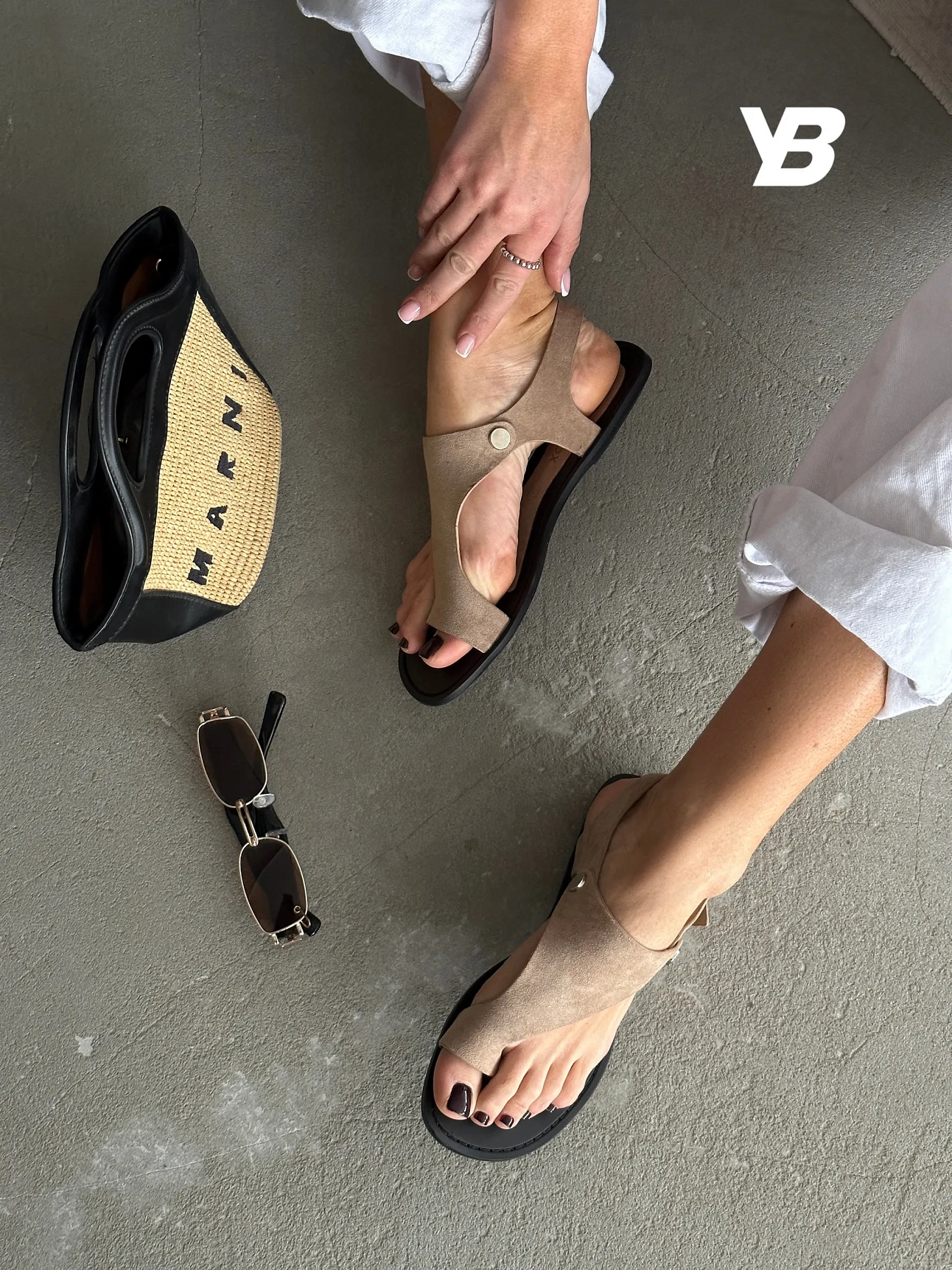 Летние босоножки женские через палец на плоской подошве