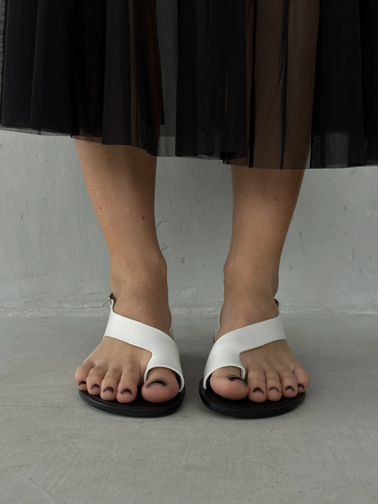 Летние босоножки женские через палец на плоской подошве