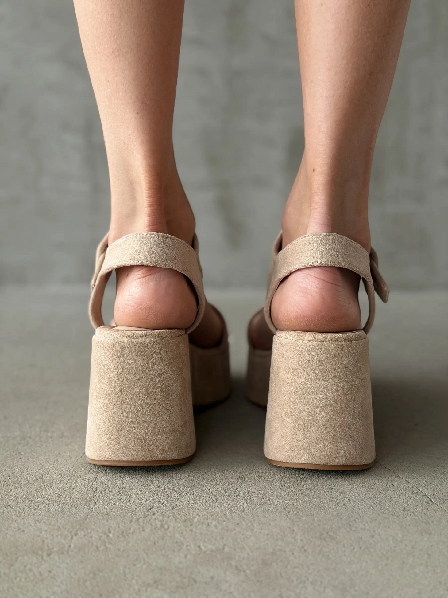 Летние босоножки на платформе танкетка