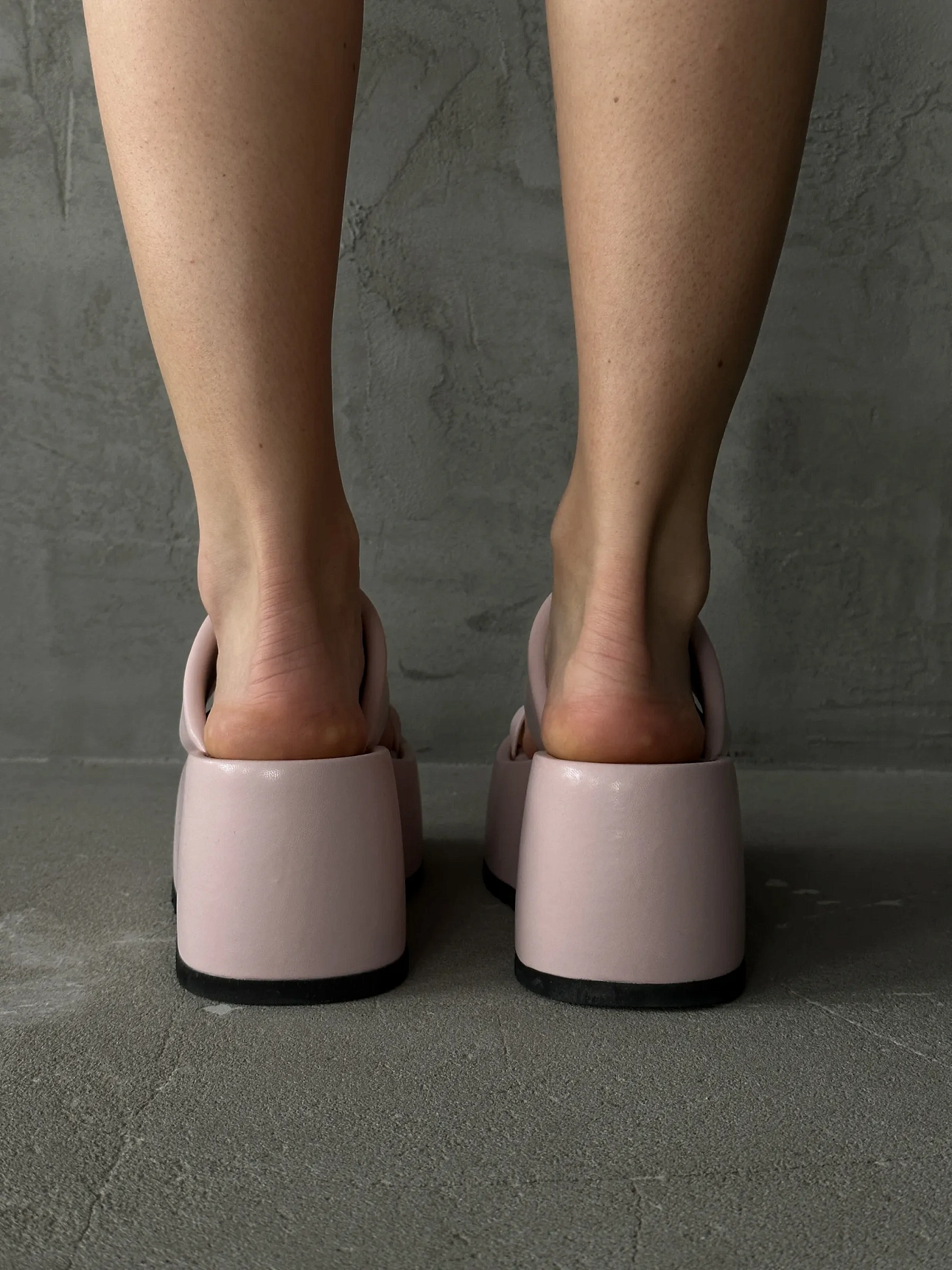 Летние босоножки женские на танкетке