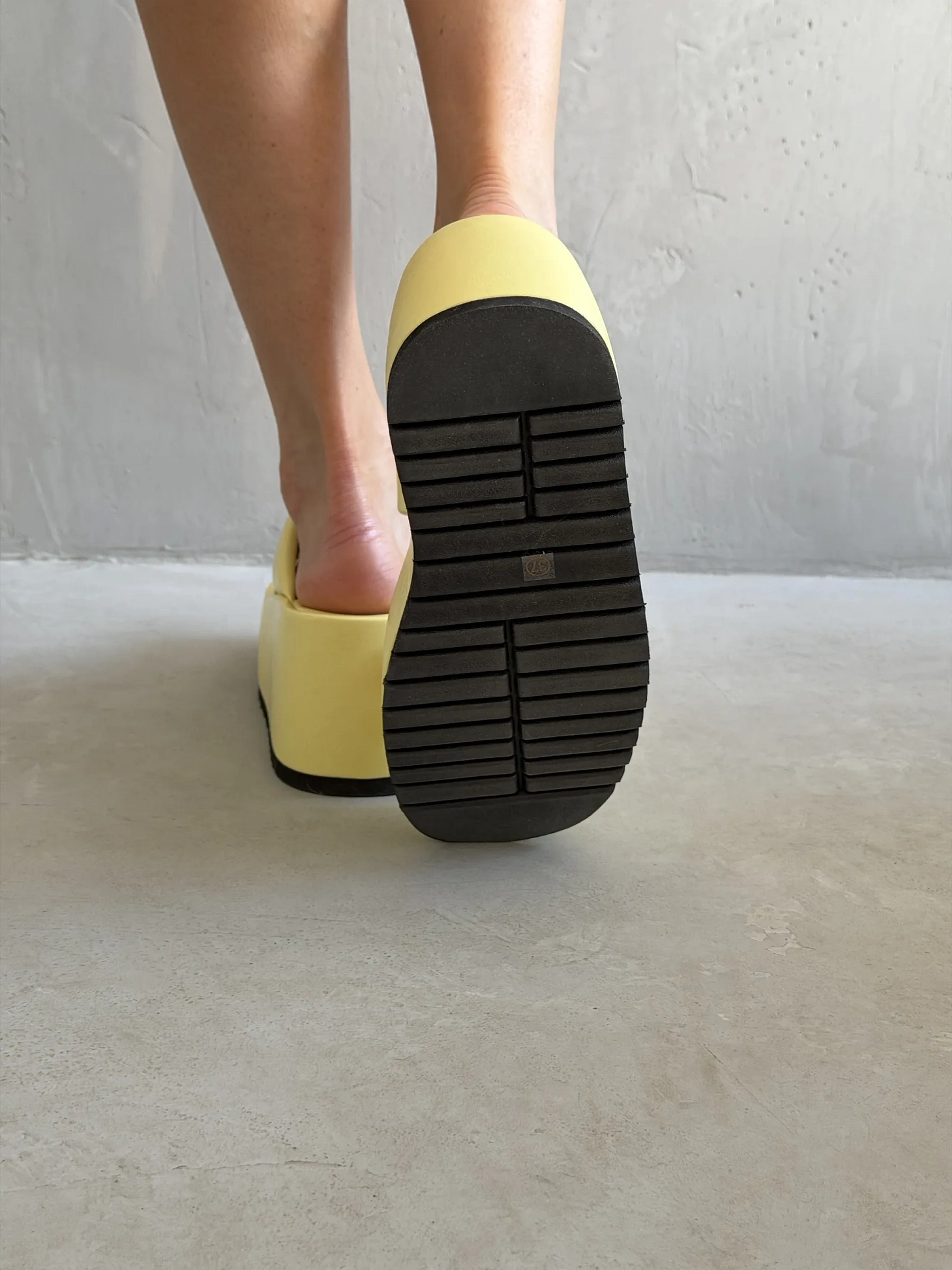 Летние босоножки женские на танкетке