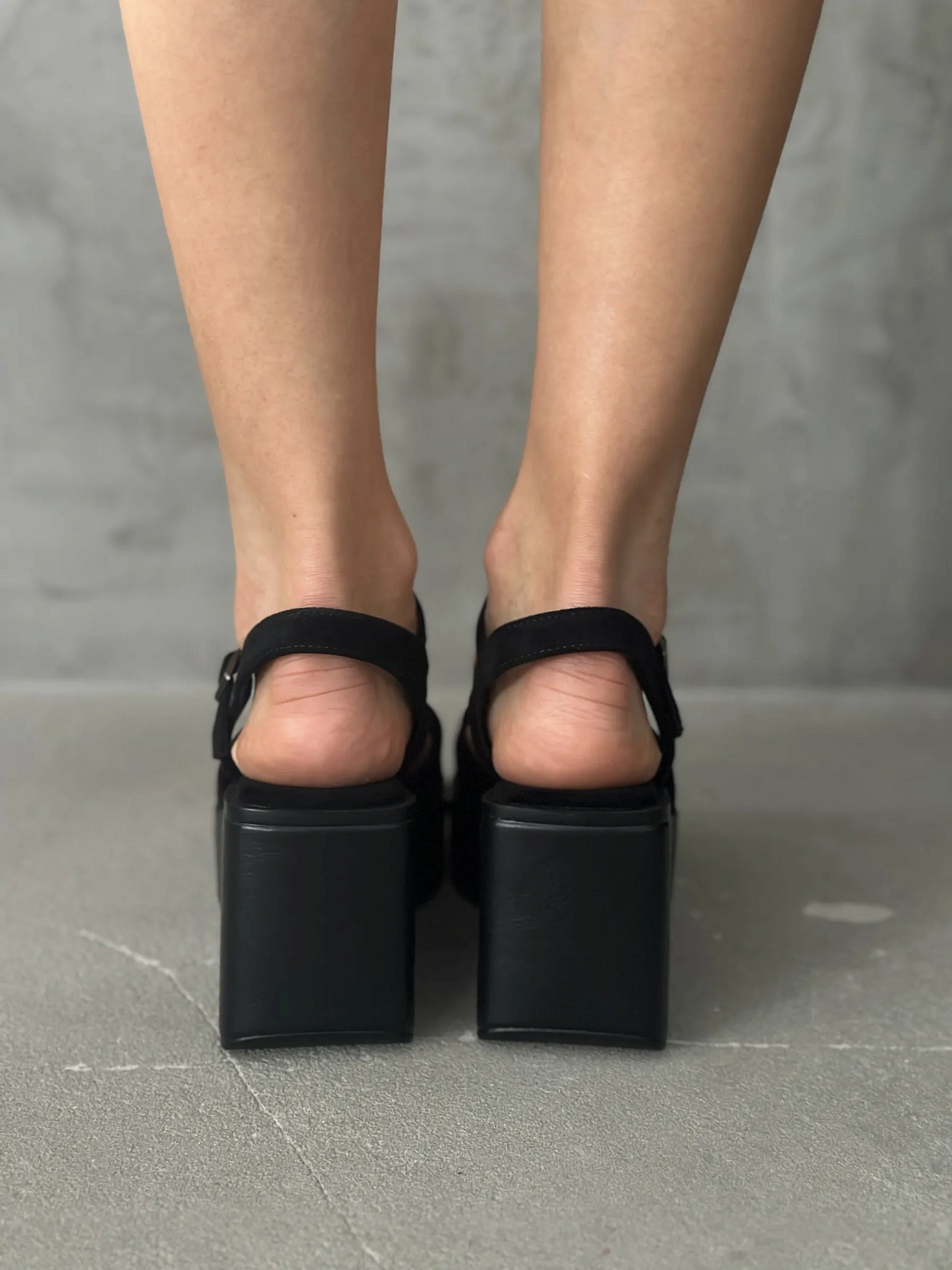 Летние босоножки на платформе танкетка