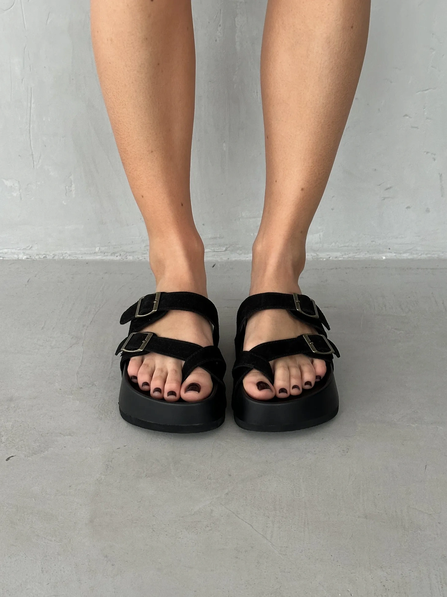 Летние босоножки женские через палец на плоской подошве