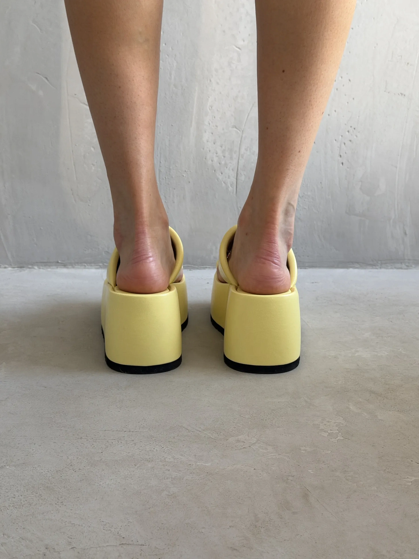 Летние босоножки женские на танкетке