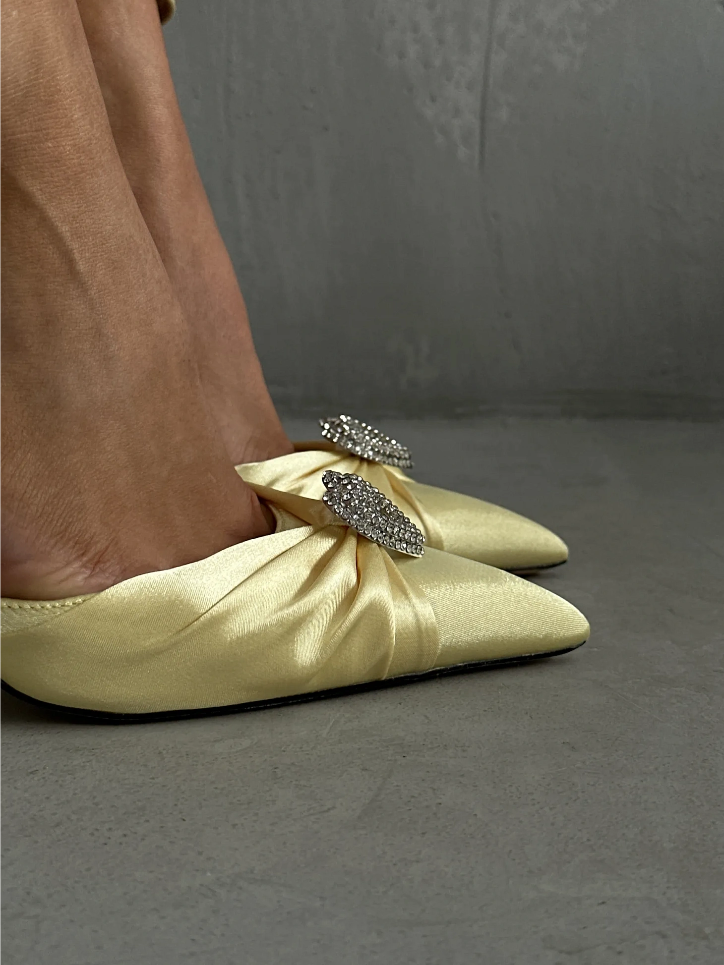 Туфли на каблуке с закрытой пяткой вечерние