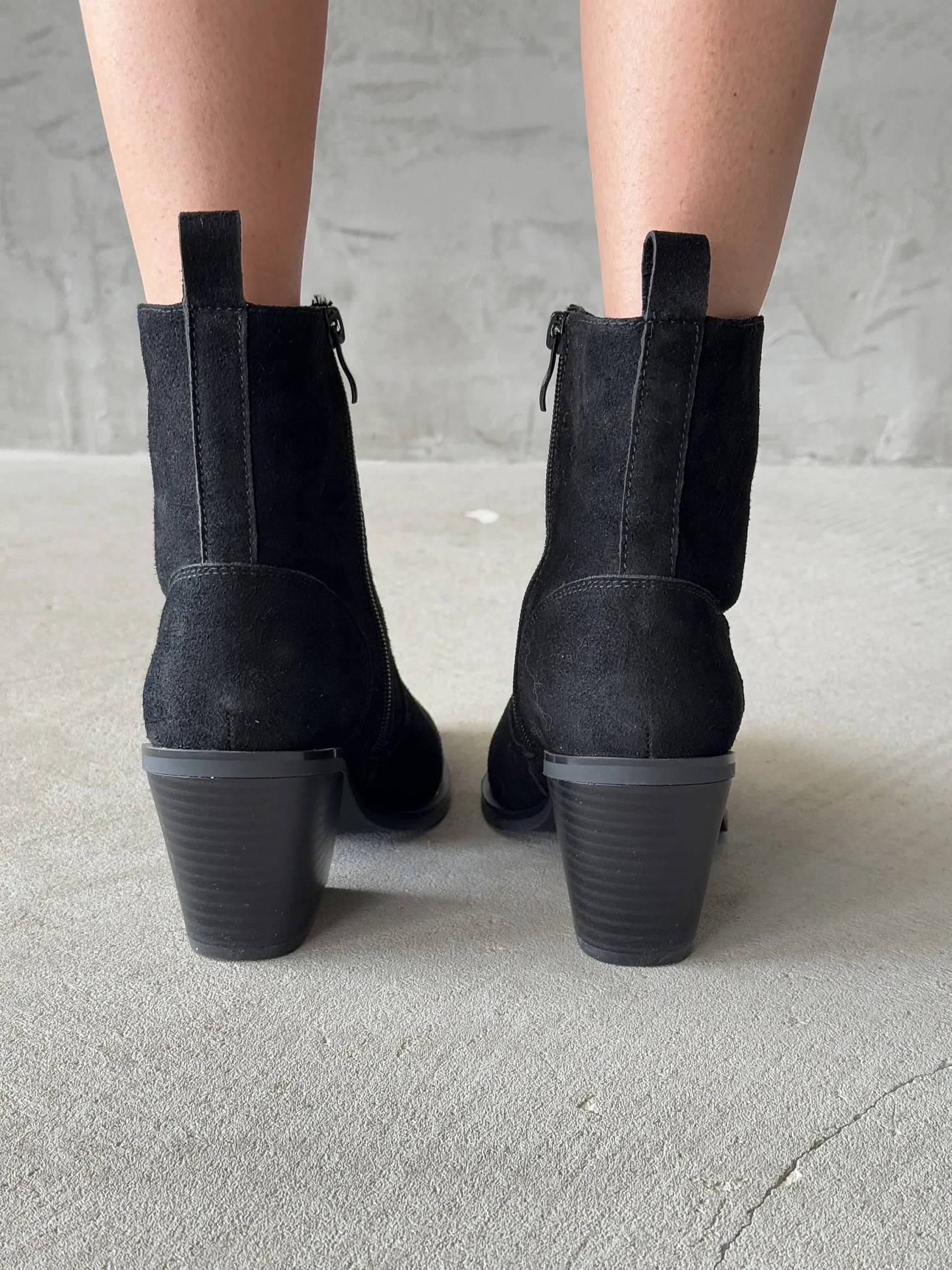 Демисезонные ботильоны казаки на каблуке