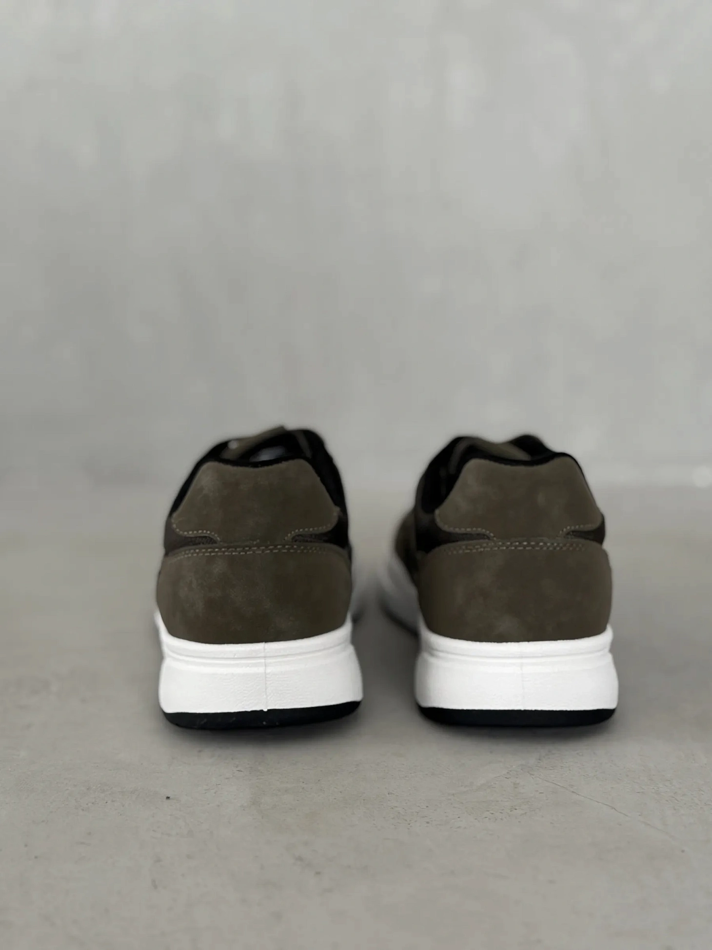 Демисезонные кроссовки спортивные