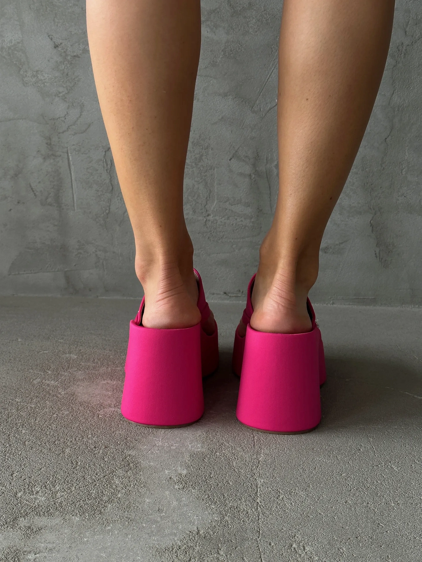 Летние босоножки женские на танкетке