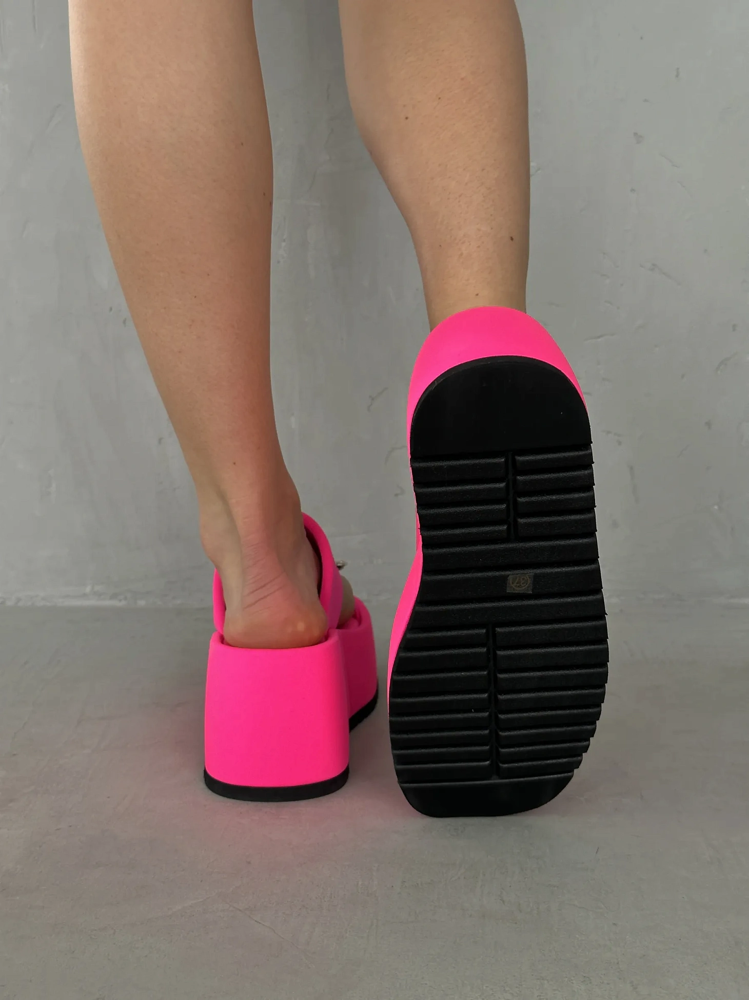 Летние босоножки женские на танкетке