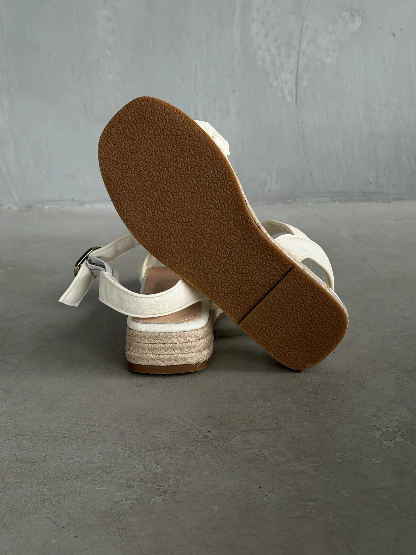 Летние босоножки подростковые на танкетке