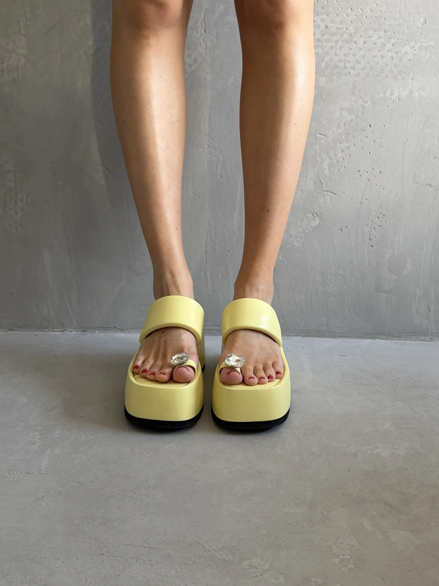 Летние босоножки женские на танкетке